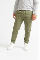 Pantalón deportivo de felpa color verde militar, con ajuste skinny y puños.