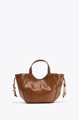 Bolso de mano color marrón con detalle de pespuntes en el cuerpo y tiradores laterales con abalorios en efecto metalizado. Tiene doble asa de mano y correa extraíble para usar como bandolera. Incluye cartera interior con cierre de cremallera y cierre imantado.