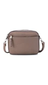 Bandolera color beige con diseño geométrico en el frente, cierre superior y correa larga regulable.