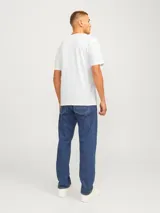 Camiseta blanca de manga corta y cuello redondo con estampado pequeño en el pecho.
