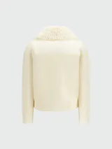 Chaqueta híbrida de lana tricot y tejido acolchado, color blanco roto. Presenta un cuerpo acolchado con cierre frontal y mangas largas de punto acanalado. El cuello es de borrego rizado.