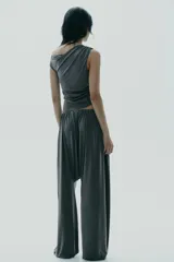 Pantalón celeste de tiro bajo con cintura elástica y corte amplio.