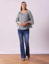 Blusa Zac & Rachel estampada, de gasa, con cuello redondo fruncido y mangas 3/4 amplias con volados.