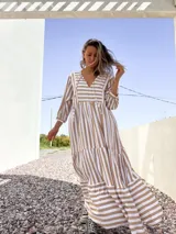 Vestido largo tipo túnica con rayas verticales color beige y crudo, escote en V con lazos y mangas 3/4.