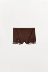 Shorts de tiro alto confeccionados en tejido satinado color marrón chocolate, con cintura elástica y detalle de bordados florales y encaje a tono en el ruedo.