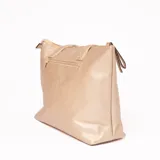Bolso tipo tote bag dorado con textura granulada, doble asa de hombro y cierre superior con cremallera.