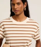 Remera de algodón a rayas horizontales azules y blancas, de manga corta y cuello redondo.