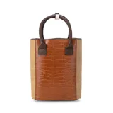 Bolso matero combinado en símil cuero color marrón con textura croco y laterales en color beige. Tiene doble asa de mano color marrón y división interior.