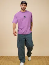 Pantalón cargo color gris, con múltiples bolsillos y corte relajado.