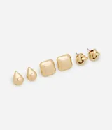 Set de tres pares de aros dorados con cierre de tornillo. Incluye un par con forma de gota, un par con forma cuadrada y un par con forma de nudo.