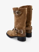 Bota de cuero negra de media caña con hebillas plateadas en el tobillo y en la parte superior de la caña.