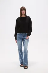 Buzo de manga larga color malva/rosado pálido, de corte holgado y cuello redondo.