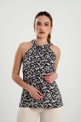 Blusa estampada en tonos gris y amarillo, con corte ajustado y tirantes finos.