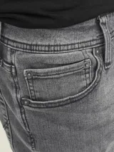 Jean de corte slim fit, color gris lavado, con tiro bajo, rodilla ajustada y pierna ceñida.