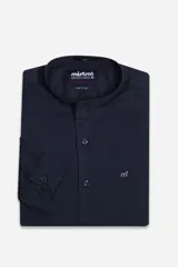 Camisa de hombre color azul marino, corte slim fit, cuello mao y mangas largas con puños abotonados.