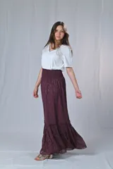 Falda larga color borgoña con cintura elastizada y volados en el ruedo.
