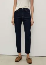 Pantalón de jean azul oscuro, tiro alto, corte mom fit, cinco bolsillos y cierre con cremallera y botón.