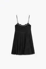 Vestido corto color salmón, de escote recto y tirantes finos ajustables. Presenta detalle de encaje en el escote y falda de tres niveles.