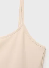 Top color beige de breteles finos y escote recto.