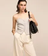 Blusa sin breteles de poliéster y viscosa, con corte recto y abotonado delantero.