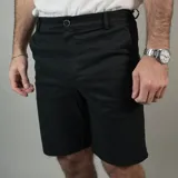 Bermuda color arena de corte recto.