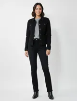 Campera de jean negra, marca Dash, con cuello solapa y abertura central con botones metálicos. Tiene bolsillos delanteros aplicados.