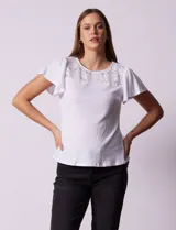 Remera blanca texturizada con cuello redondo y aplique de crochet. Mangas cortas amplias.