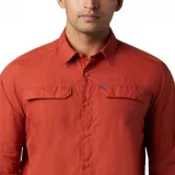 Camisa de manga larga color bordó, con cuello abotonado, cierre frontal con botones, dos bolsillos con solapa abotonada en el pecho y tecnología Omni-Shade UPF 50 para protección solar y Omni-Wick para absorción de humedad y secado rápido.