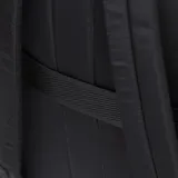 Mochila negra marca CAT con compartimento independiente para laptop de hasta 15 pulgadas. Posee un compartimento principal con cierre, bolsillos internos de malla y dos bolsillos frontales con ajuste de cordón. Cuenta con asa superior, correas acolchadas regulables y banda para trolley en la parte posterior. Fabricada en tejido ligero y repelente al agua.