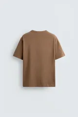 Camiseta color marrón de corte recto, cuello redondo y manga corta.