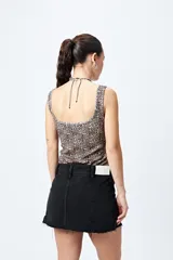 Body de lycra con estampado animal print de leopardo, escote cuadrado y breteles anchos.