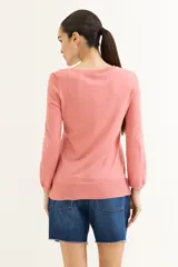 Sweater color camel de tejido de punto con escote en V y detalle de crochet en el borde. De manga larga y corte recto.