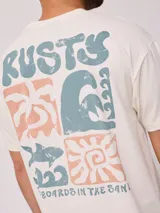 Remera de hombre color crudo, de corte recto y mangas cortas. Estampado frontal y trasero con el logo de la marca.