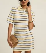 Vestido corto tipo polo a rayas horizontales en tonos celeste y amarillo.