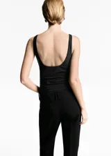 Body negro ajustado con tirantes finos, cuello redondo y diseño de strass.