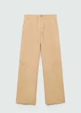 Pantalón color beige de tiro medio y corte ancho, con bolsillos laterales, bolsillos cargo y bolsillos de parche en la parte posterior.