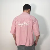 Camisa de hombre de corte boxy fit, con estampado de rayas verticales en tonos grises y blancos, confeccionada en gabardina de algodón. Presenta cuello clásico, mangas cortas y bordado con el logo de la marca en la espalda.