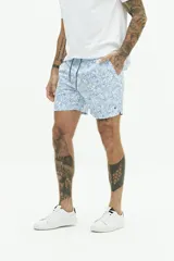 Short de baño con estampado a rayas verticales en tonos celeste y blanco, con cintura elástica ajustable con cordón, dos bolsillos laterales y uno trasero.