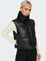 Chaleco puffer negro con cuello alto y cierre frontal con cremallera.