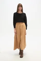 Falda larga color camel, corte evasé, confeccionada en algodón, con un bolsillo cargo grande en el lateral derecho.