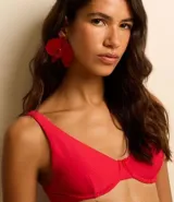 Top de bikini rojo de microfibra acanalada, con media taza alargada, breteles ajustables, aro y lazo en la espalda.