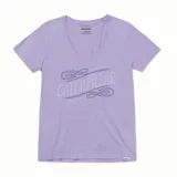 Remera lila de manga corta con cuello en V y estampado frontal con el logo de Caterpillar.