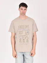 Remera color verde grisáceo con estampa de una cafetería.