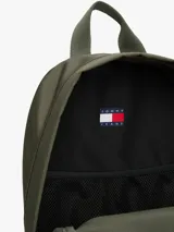 Mochila Tommy Jeans Essential color verde militar con base color beige. Tiene un compartimento principal con cierre, un bolsillo frontal con cierre, asa superior y correas acolchadas ajustables.