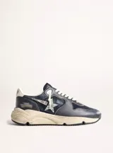 Zapatillas urbanas Golden Goose modelo Running Sole, color azul con detalles en gris y blanco, con estrella plateada con glitter en el lateral y suela de goma color crema.