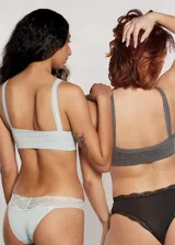 Pack de dos soutiens modelo top, sin aro, con copas removibles, sin costura y breteles ajustables. Uno es de microfibra celeste con encaje blanco y el otro es gris jaspeado con encaje gris.