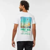 Camiseta blanca de manga corta con estampado verde de texto "L.A. California Sunset Blvd.".