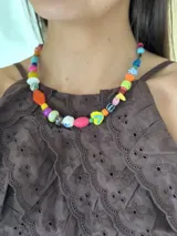 Collar corto de cuentas de plástico de colores con cierre de mosquetón.