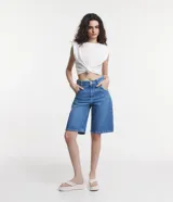 Musculosa blanca de media malla con cuello redondo y hombreras.