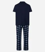 Conjunto de pijama largo para hombre, compuesto por una remera de manga corta azul marino con bolsillo en el pecho y un pantalón largo con cintura elástica y estampado de cuadros azules y blancos.